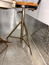 Load image into Gallery viewer, 1940 Leedy No. 5385 "The Improved Swingster" Outfit in Bi-Color Black and Gold Lacquer