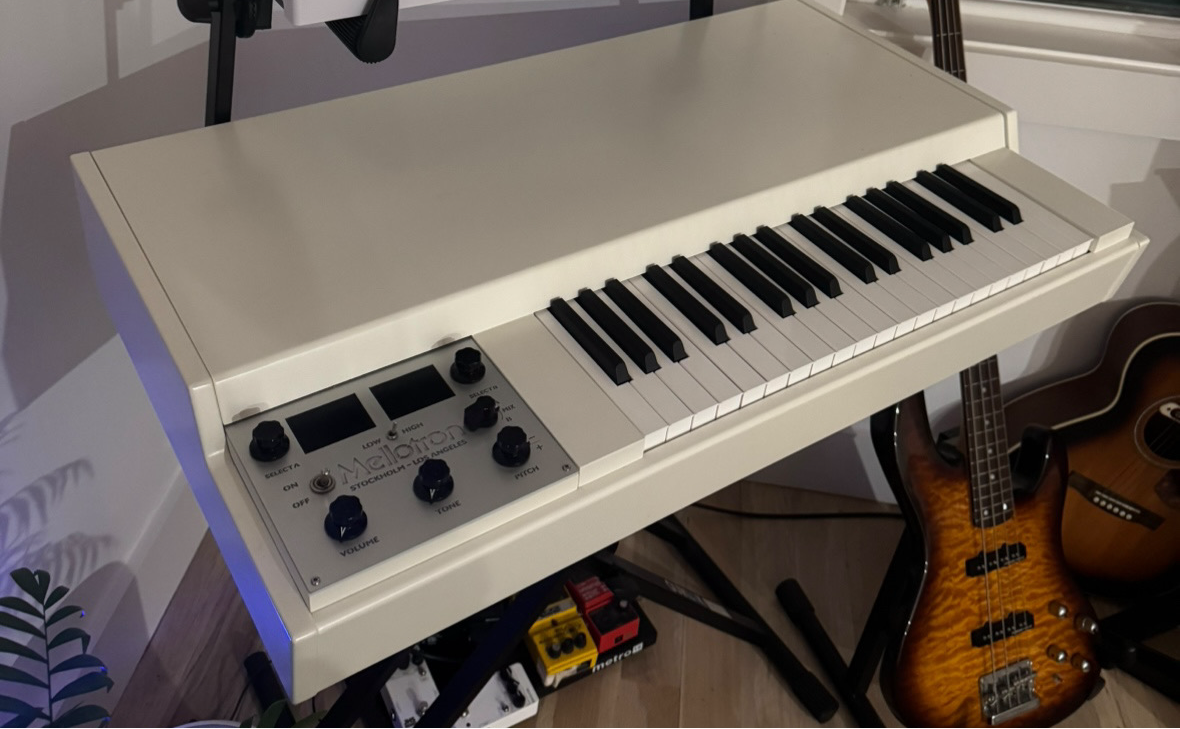 Mellotron M4000D Digital Mellotron Keyboard