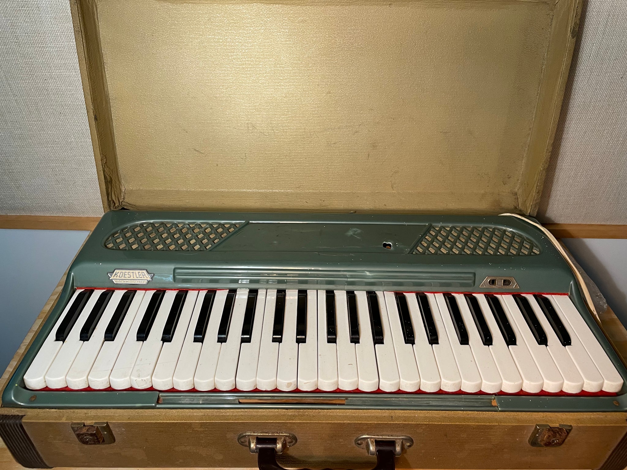 Koestler Harmophone 電気式リードオルガン（出ない音あり） 1950's Koestler Harmophone Electric Organ – Byrd Finds